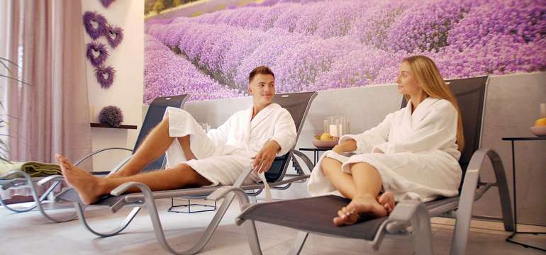 Voňavý wellness s vírivkou, saunami, slnečnou oddychovou zónou a krbom