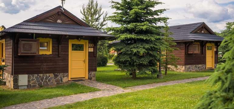 Chatky 109 a 110 sú situované v atraktívnej časti rezortu Holliday Village Tatralandia