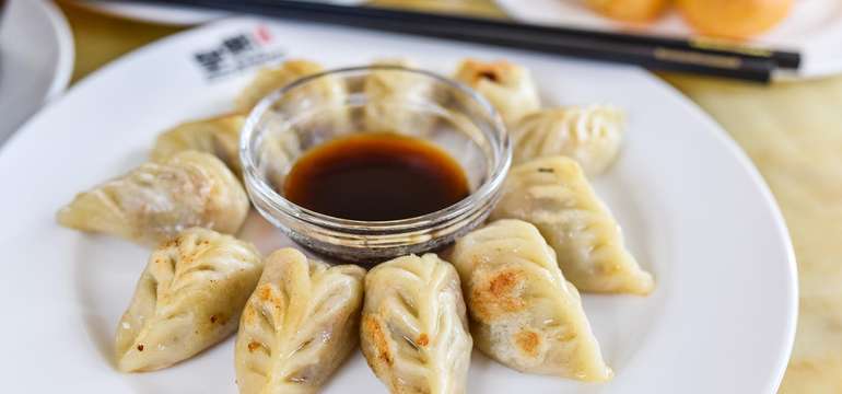 Gyoza (pirôžky plnené mletým mäsom a zeleninou, pečené na železnej platni podávané s octom)