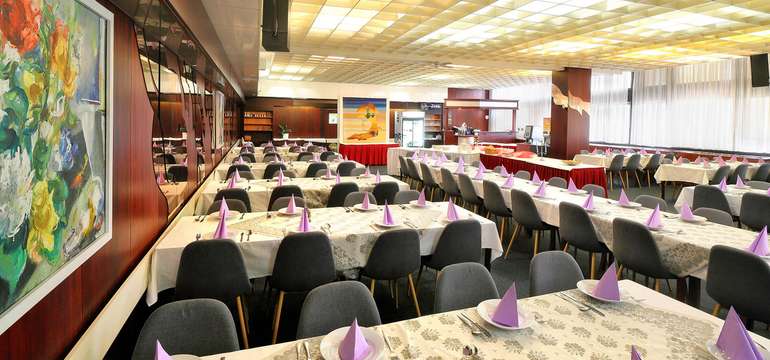 Součástí hotelu je snack bar a restaurace s tanečním parketem