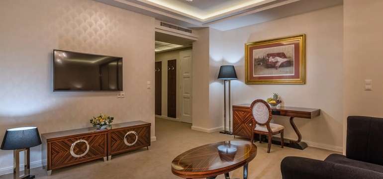Zrekonstruovaný hotel ROYAL PALACE***** je zařízen ve stylu art deco a patří k nejluxusnějším